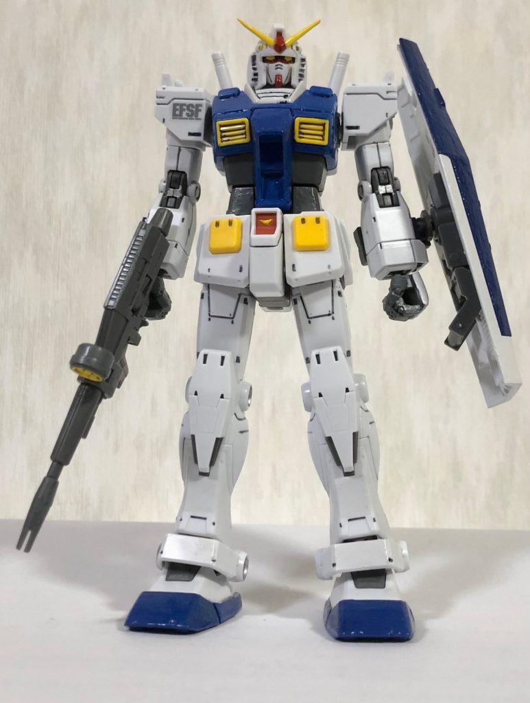 通常装備は従来のガンダムと同様ビームライフルとビームサーベル2本、専用シールドとなっている。