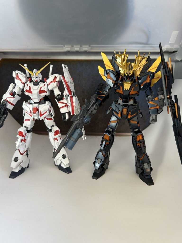 ユニコーンと共に。似たようなパーツ構成なのですが、どちらもパーツが小さくヤスリがとても大変でHGにしては結構時間かかりました。