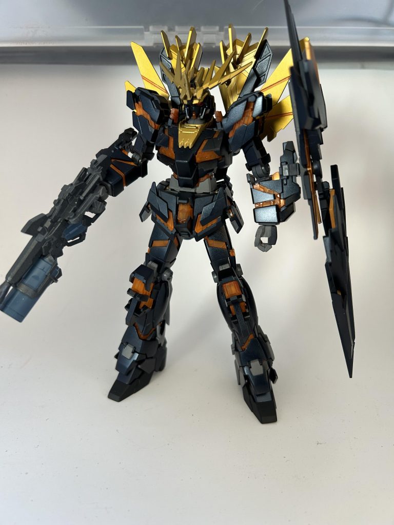 プリズムブルーブラックがもっと光沢感出るはずだったのに、雨の日にエアブラシを吹いてしまい、表面がザラつく結果に😭勉強になりました😭