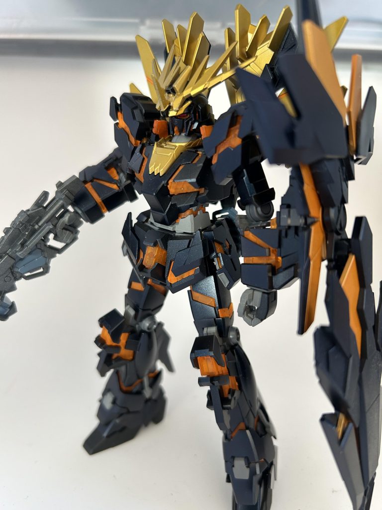 外装はガイアのプリズムブルーブラックで塗装。サイコフレームはゴールドにクリアオレンジと蛍光オレンジを重ね塗りしましたので、結構オレンジが強くなってしまいました。