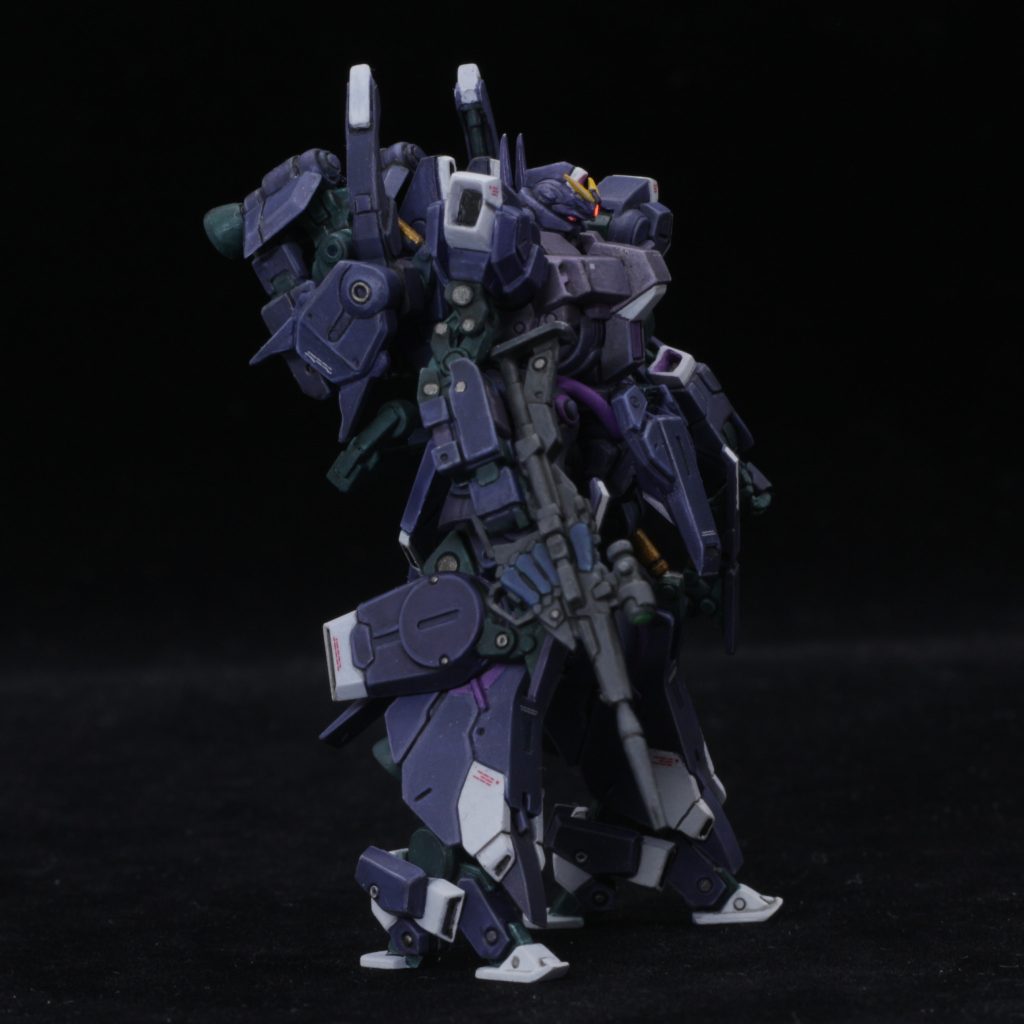 ツインアイと額のセンサーはガンダムマーカーの蛍光ピンク。紫外線で光ります。