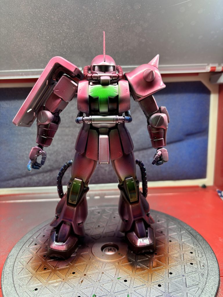 最初は普通にシャア専用ザクにしていたのですが、赤を塗ったら桜のようなピンクになったので桜をモチーフに。ネイル用の桜の花びらデカールを貼ってみました。