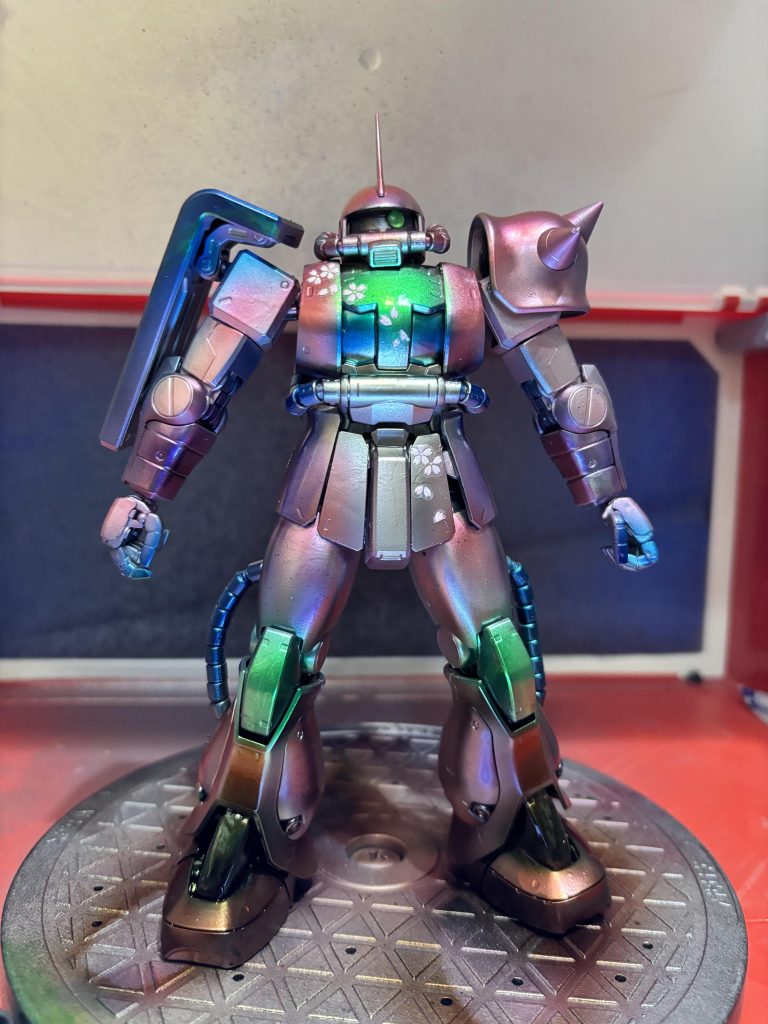 シルバーを吹いた後に各色のクリアーでキャンディ塗装をしてみました。マステを使わずにフリーハンド？でやっています。