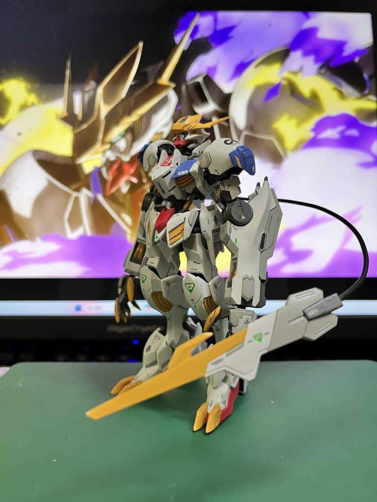 それでも 塗分け時に余計な部分まで吹き付けてしまったり 塗装後の組み立て時にパーツの擦れで塗装が剥がれたところを筆塗りでごまかしたり(筆塗りもヘタッピです) アクリジョンで上塗りしたのにキッチンマジックリンが無くて削り落としたり と失敗の積み重ねでした