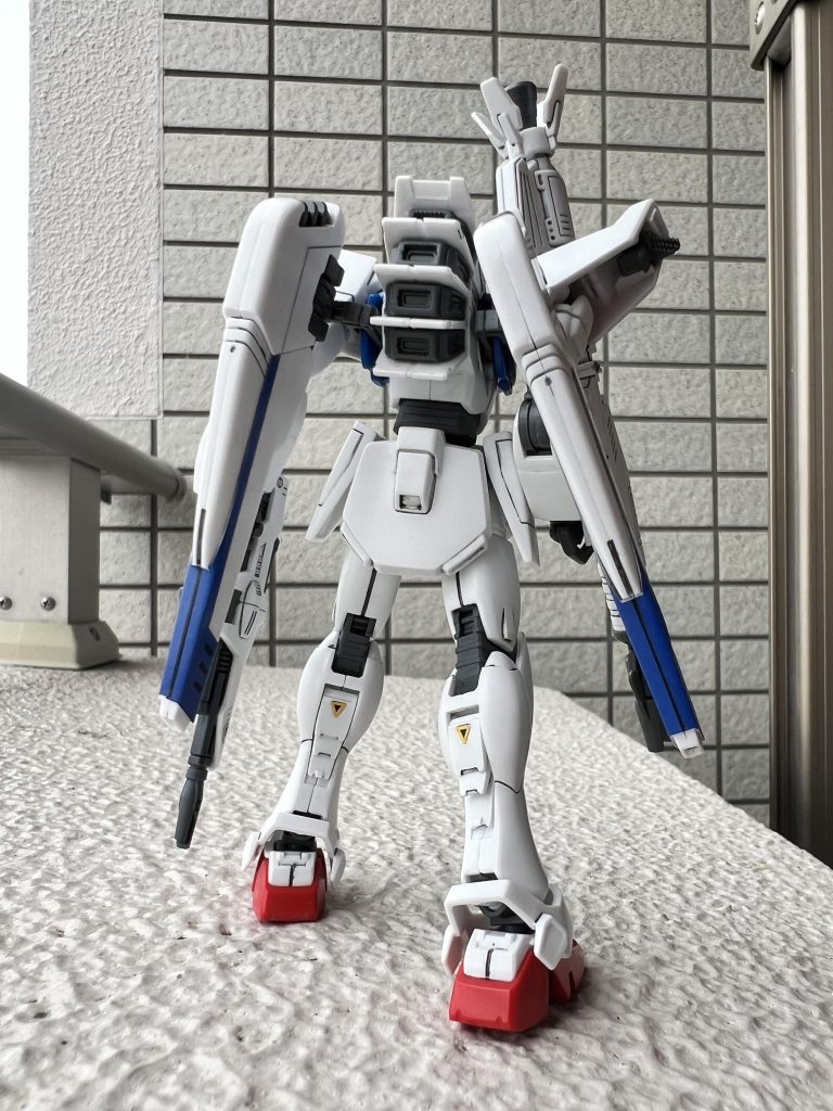 「ガンダム」は白い機体なのでゲート処理は楽ですが、ディテールアップしないと少し寂しく思います。