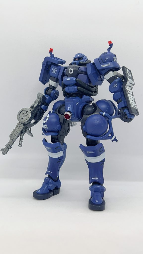 プリズムブルーブラックで失敗したので、結局ティターンズブルー2で塗りました。後はネイビーブルーですね。