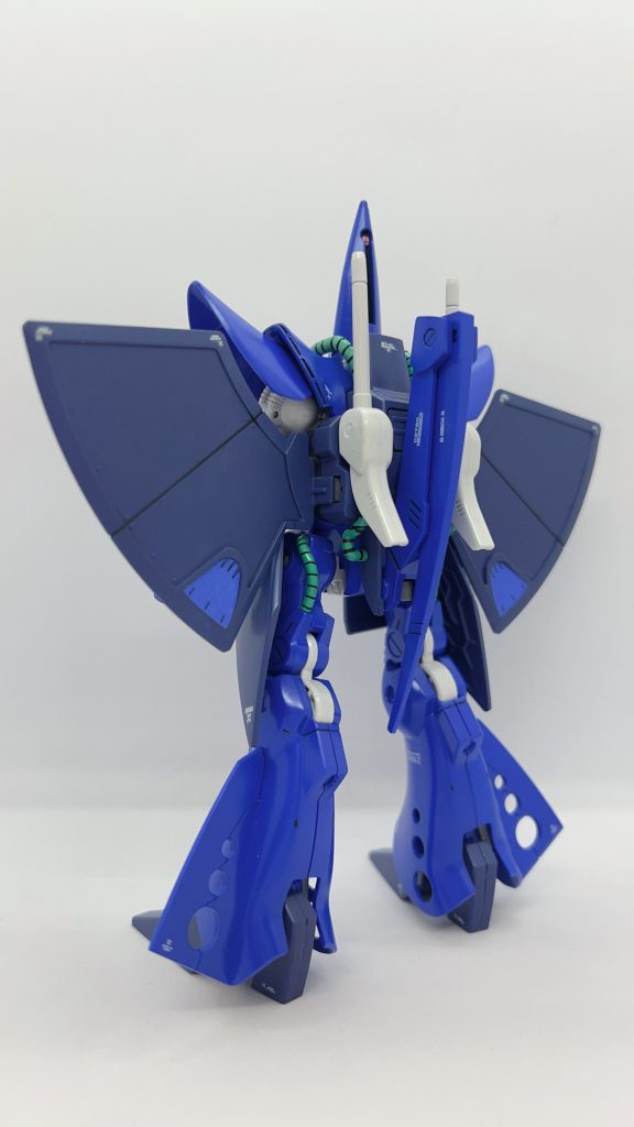 足に穴があるデザインなんて他にあるでしょうか。