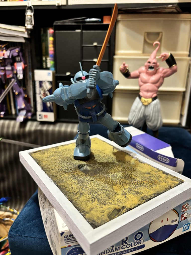 関節は針金を入れて動きを出しています。ジオラマのベースは2Lの写真立て、地面は軽い粘土で作りました。