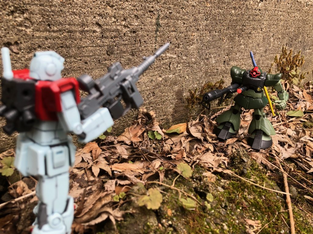 母親と共にサイド6に疎開しておりましたが、フラナガン機関によって連れ去られた弟のピートを探すためにサイド6内のフラナガン機関の施設に潜入し、人身売買のリストを発見。そこから弟がテキサスコロニーにいる事を知り、このリストもワッケインに送ります。サイド6には定期的にルナツーからのパトロール艦隊の「サフラン」「シスコ」(共にサラミス級宇宙巡洋艦)が寄港しており彼女は民間人でありながら父ワッケインの特例でサフランに乗り込みます。その後マ・クべ艦隊とシャアのザンジバルがテキサスコロニーで待ち構えておりザク11機が発進、カレンは初陣でザクを5機(残る6機のうち2機は僚機のジムキャノンとボールが1機ずつ、4機はシャアを追撃するホワイトベース隊に倒された。)撃破し、続く2戦目でもリック・ドム2機を撃破しました。コロニー内でマ・クべ配下のニュータイプ兵士となった弟がドム・フュンフに乗って出現。一戦交えますが、お互いの存在を感知し和解します。