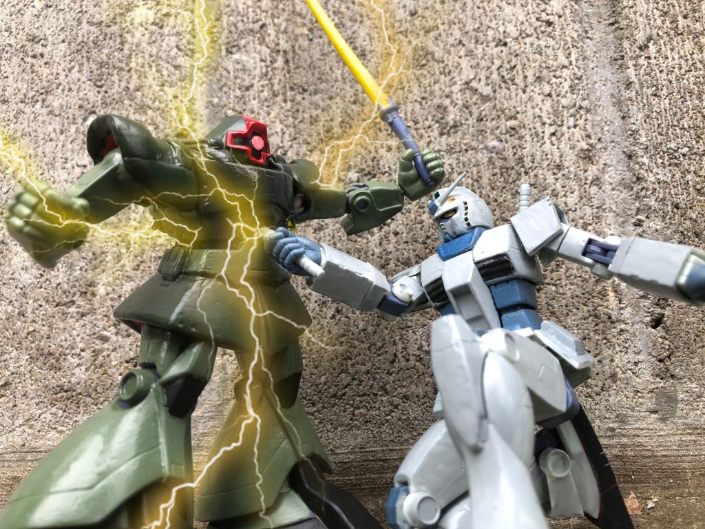 その後ピートはコクピットから降り、カレンのジムのもとへ歩み寄ります。が、マ・クべからコロニー内にタカとユージのガンダム2機が侵入し交戦中との知らせが入ります。ピートのドム・フュンフはニュータイプ用の改造が施されており、サイコミュの技術を応用した「脳波コントロール・デバイス」が搭載されており、無人機として運用が可能です。なおセキュリティ防止のため、最初に入力された脳波または声紋しか受け付けません(つまりピートの命令でしか動かせない)。命令に従うふりをしたピートはドム・フュンフを向かわせます。そしてマ・クべのギャンを倒したばかりのユージのG3ガンダムと対決するも手加減していたのか、あっさりとビームサーベルで胸部を貫かれ撃破されてしまいました。