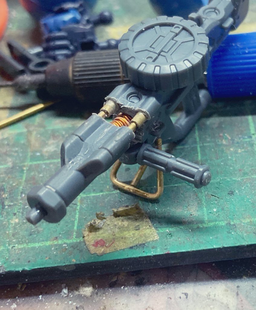 箱絵を元にバイポッド？とシリンダー部分を作り直してますザクマシンガンは通常版からスコープとバレルを移植して自分好みに変更しました 私自身ミリタリー模型がメインになってたためかなりミリタリー感が強いと思います…あと地味に肩アーマー（スパイク側）と胸部は鋳造表現してます塗装剥げはグレー系塗料と鉛筆を使用です