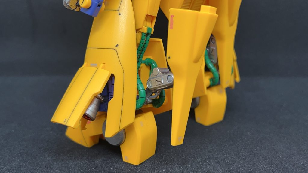 細いパーツが多いですが、足廻りも細かく作り込まれています。