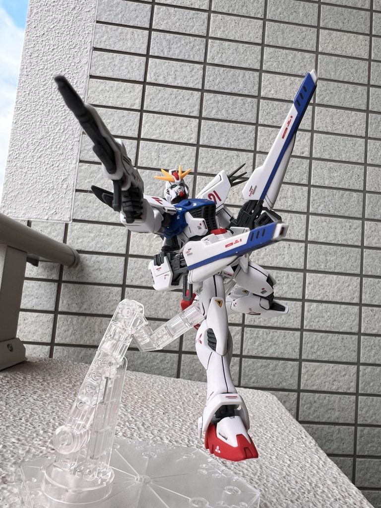 小型化に成功した機体なので、キットも小さいです。スーパーロボット大戦では、高い機動力➕V.S.B.R.が強力兵器だった為、大活躍しメイン機体だった思い出がありますね。