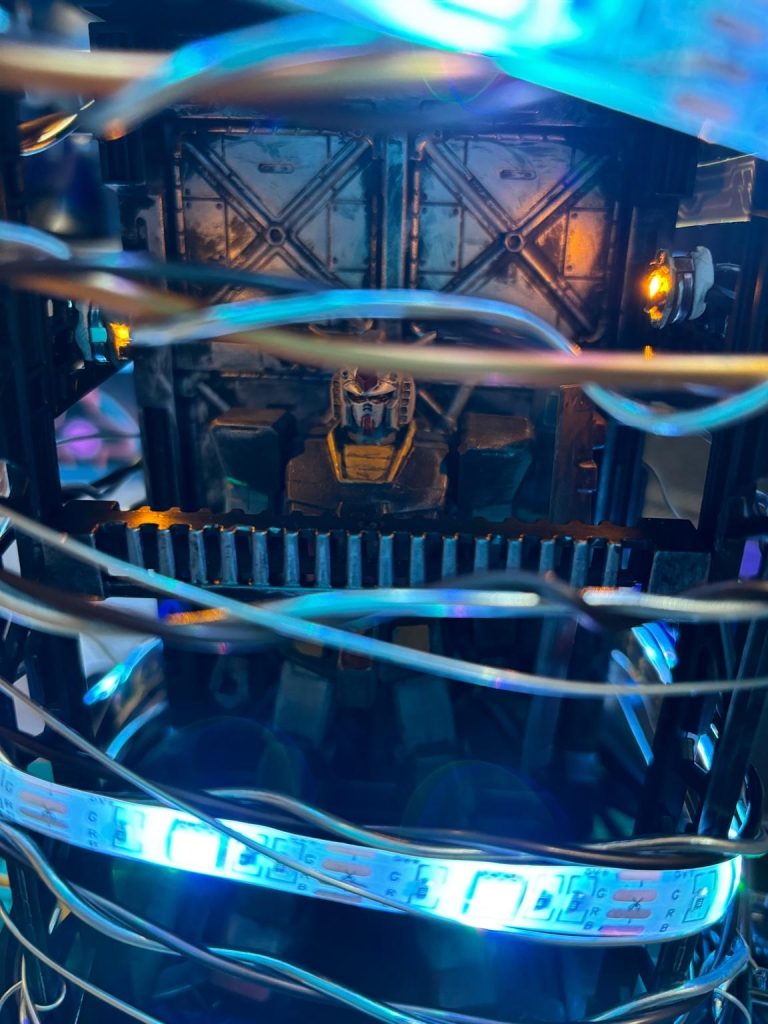 ランナーの渦の中心のガンダム。磁石で光るLEDが頑張ってくれました！