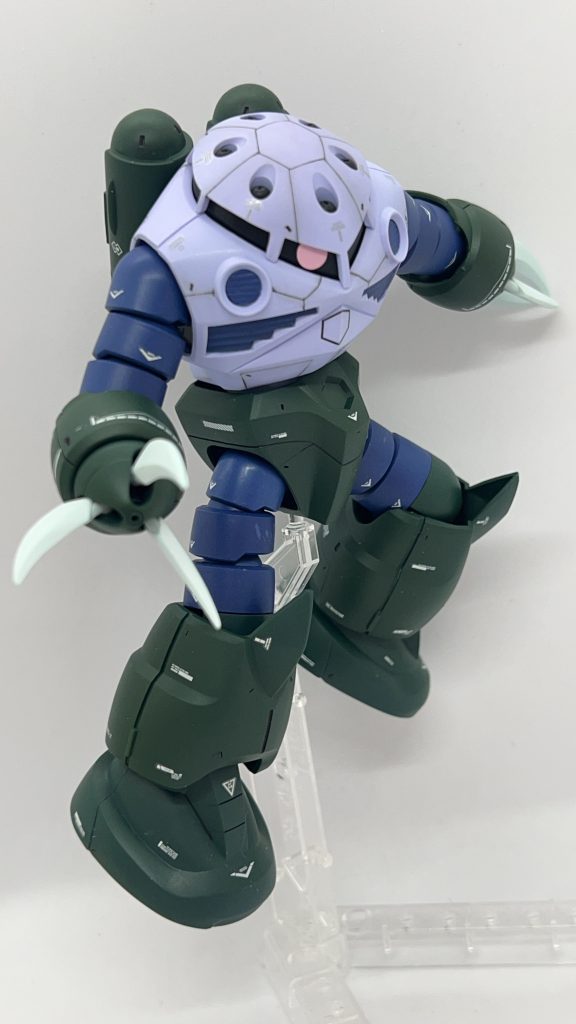 意外と肘も膝も曲がりますね。