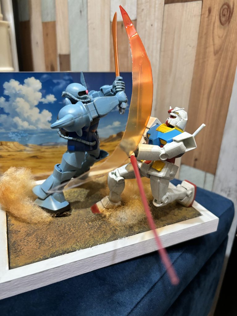 グフが下からヒートサーベルを振り上げ、それを避けたアムロが腕を切り落とす!名シーンの直前を切り取ったつもりです。