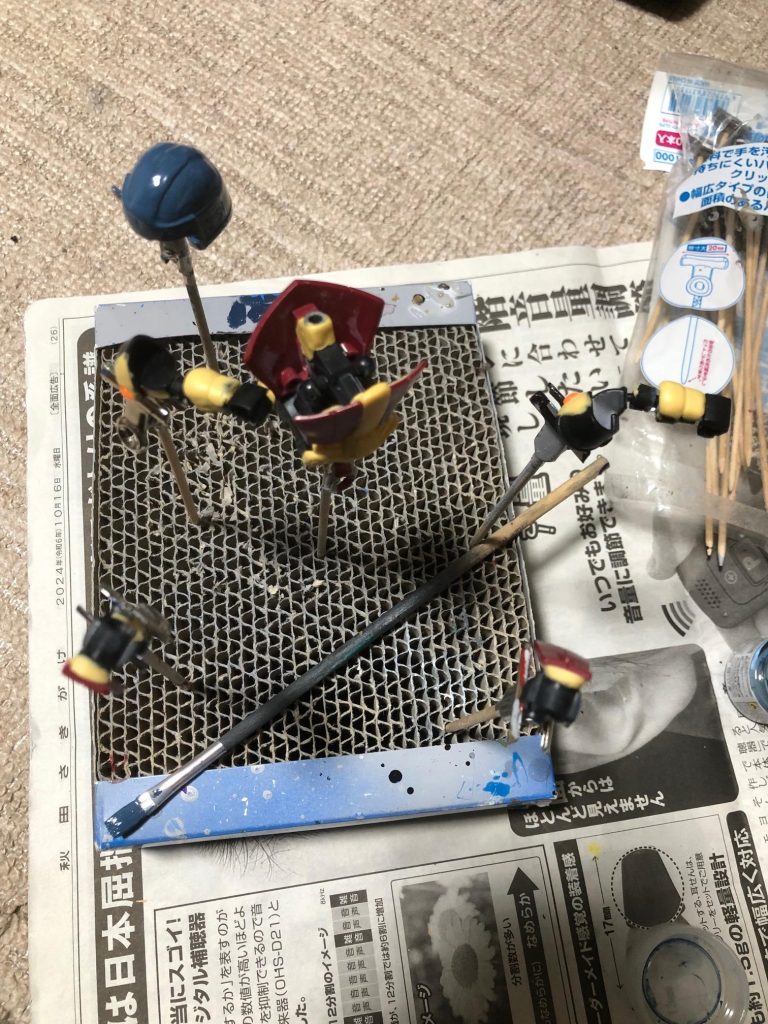 塗装中。腰のスカート部分は「HGリバイブシャア専用ザク」の余ったスカートパーツを加工して付けています。