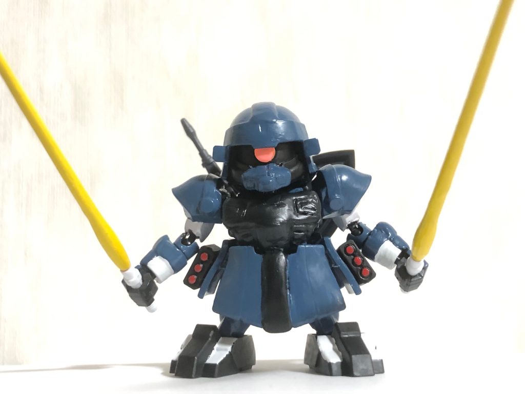 ビーム兵器が実用化された頃には既にリックドムの配備やゲルググの開発が済んだ頃であり、やむなくゲルググのビームライフルとシールドをメイン武装とした。中にはガンダムのようにビームサーベル二刀流で戦うパイロットも存在した。