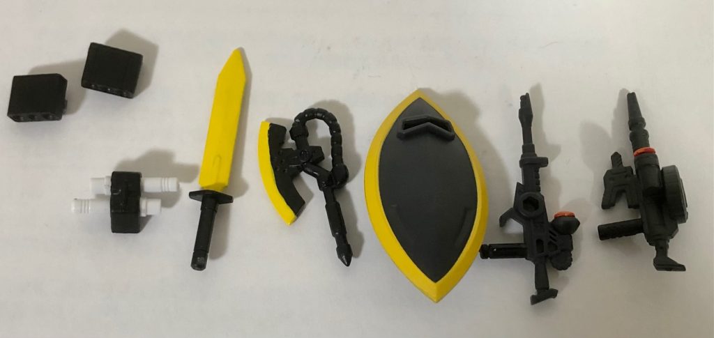 武器セット。大半はジャンクパーツから流用。ビームライフルとシールドはモビルスーツアンサンブルのシャア専用ゲルググから、ザクマシンガンとヒートホークはマイクロウォーズのザクから流用。ミサイルポッドと腰のサーベルラック、ビームサーベルはオリジンジムのモノを加工しました。オリジナル武器のヒートマチェットは元々キットに付いていた剣を塗装しました。