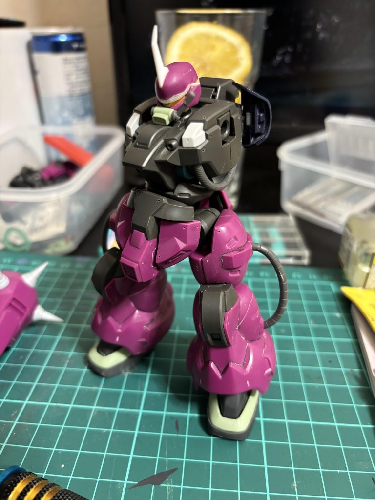 後頭部全削りのパテで整形しました。動力パイプタイプのザクは諦めザクマリナーよりの口にしました。