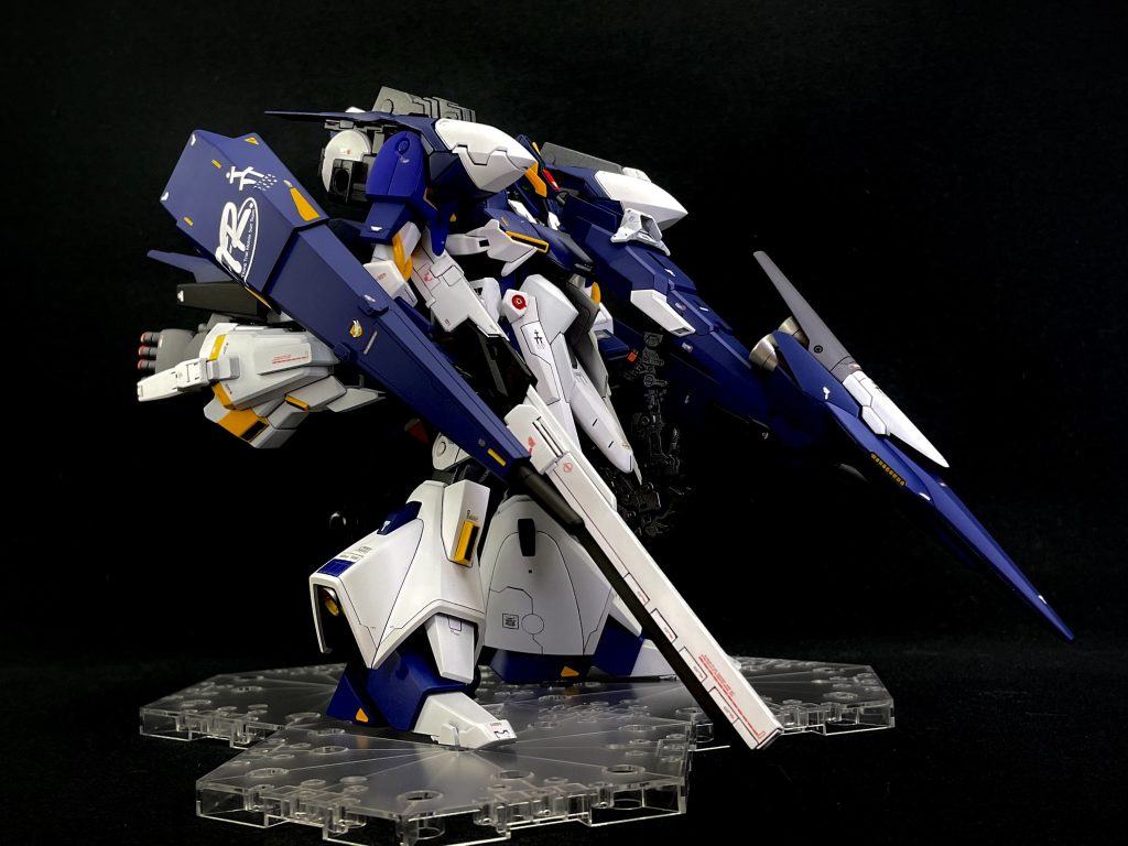 全身側面腰部から前方に突出した物は「ブースターシールドⅡ」です😏本機体は高機動タイプの機体バックパックの高出力な推進力が売りの機体ですが、その分小回りが効かなくなる機首の回頭性を補うための補助武装となります(取り外し可能)ギャプラン同様両腕部に装備されたシールドで側面の防御に問題はないが、正面からの攻撃には弱い機体構造を考えれば、当然の装備柔軟に動くようにフレキシブルアームで取り付けられているブースターシールド通常は胸部に接するように装着されており、防御姿勢では前方に立てられ、高速移動時はシールドのブースターで機首方向を制御する