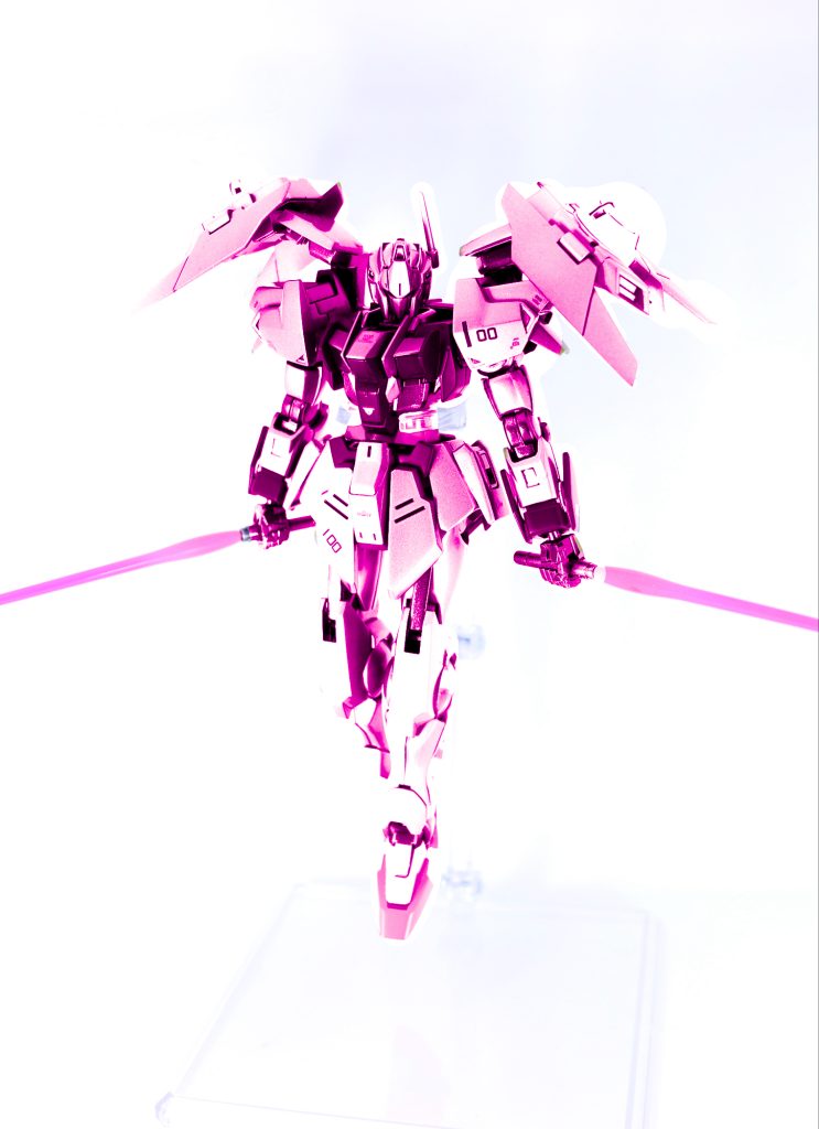 GNビームサーベル腰部背面にマウントされたベーシックな近接用装備。相手との間合いによっては取り回しの良さを活かし、より効果的に使用できる。出力を調整すれば短刀のGNダガーにもなり、投てきによる攻撃も可能。TRANS-AM システムGNドライヴを搭載した機体の各部に高濃度で圧縮・蓄積されているGN粒子を全面開放する事で、機体の出力を通常の約三倍に引き上げ、性能を一時的に向上させる。システム使用中は機体内部の動力ケーブルに流れる高濃度圧縮粒子の量が増量し、機体の周囲にあるGN粒子を装甲表面に高濃度に付着させることから、機体が赤く発光する