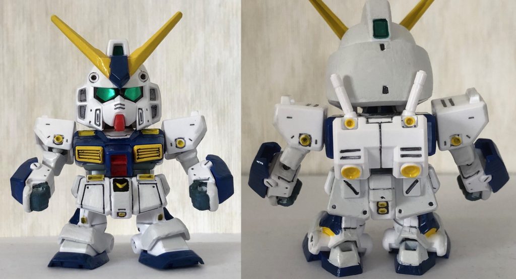 アレックスの通常形態。フロントビューとリアビュー。