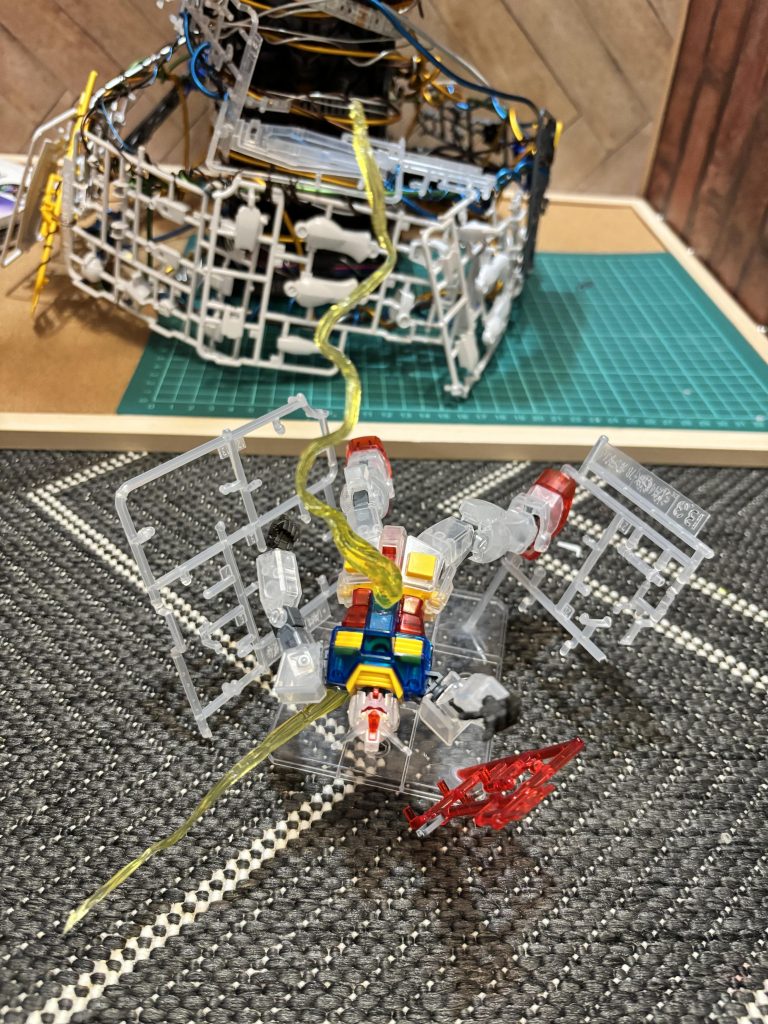 始点となるEGガンダムとソリッドクリアとソリッドクリアリバースを合わせてクリアに。雷エフェクトは100均のマドラーをオーブンで熱して作りました。