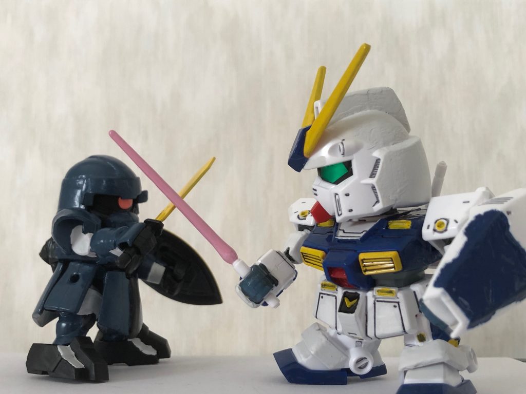 前回作ったアクトザク・ブレイブと対決。やはり腕の可動があると違うな~(gundam-kao6)