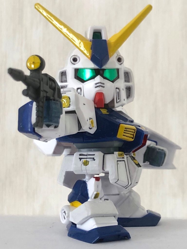 アムロが乗ったイメージでビームライフルの構え。