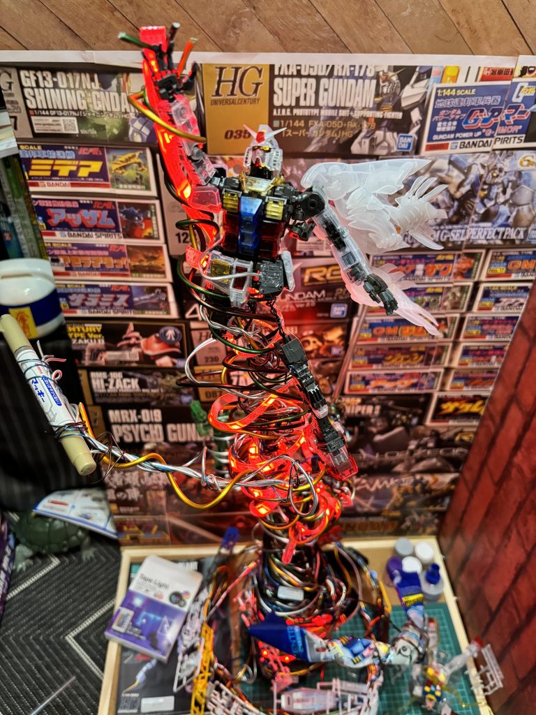 渦には100均のワイヤーを使用。土台として山田化学のディスプレイベースにFGガンダムを入れて、ランナーの渦に巻き込まれた感を出してみました。