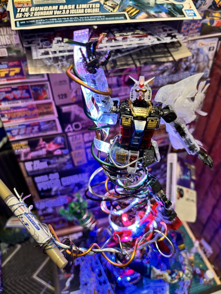 天を掴む役にはMG3.0のクリアカラーを使用。ランナーや工具と共に舞い上がるテープライトの光に照らされて輝ます。左肩には同じくクリアカラーのRGウイングゼロの羽を使用。