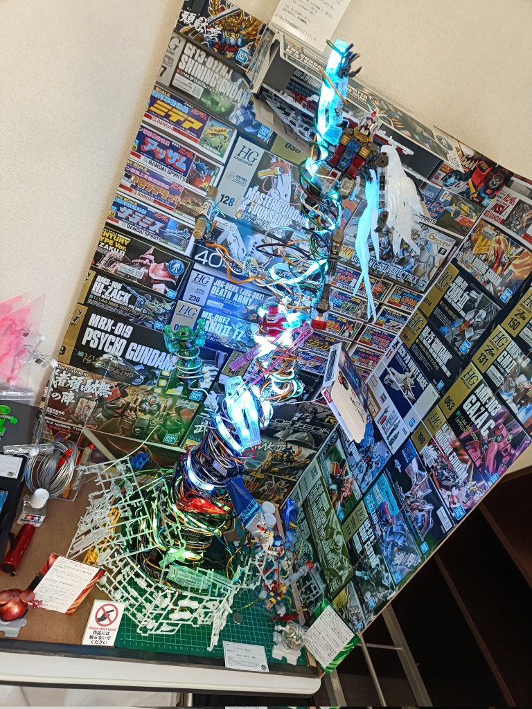 イメージとして机の上に置いてあったEGガンダムに小さな雷が落ちてガンプラに命が吹き込まれる。積みプラ達が自由を目指して天の光を掴もうとする。といったストーリーで作ってみました！