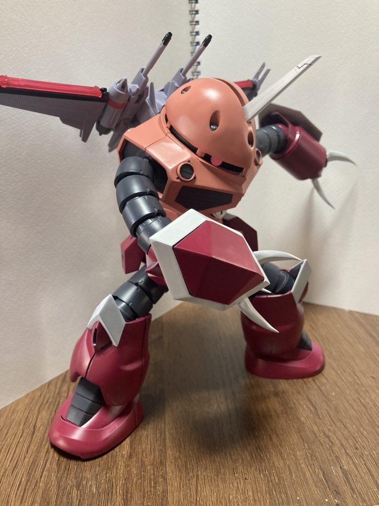 大型シールドはプラ板でスクラッチし、蛇腹関節はMGのものをそのまま流用。