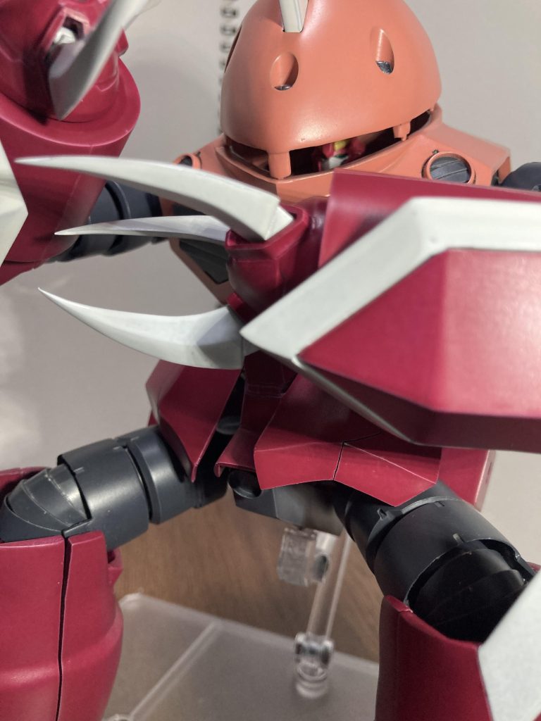 モノアイシールドを取り外せば、ジャスティスの頭部がチラ見えします。