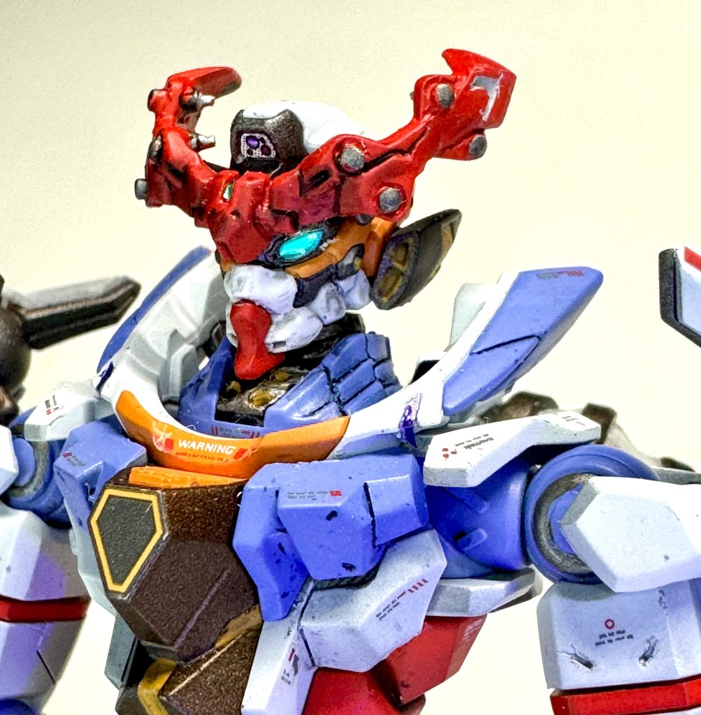 アンテナ裏のボルトディテールを再現したくて作り始めたようなものだったのでなんとか上手くいって良かったです。カメラアイは蛍光カラーでUVで発光風に