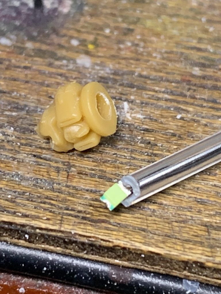 頭部は2.1ミリドリル刃で穴あけし、2ミリ塩ビパイプ&電飾を差し込むだけ。工作自体は簡単ですが、光が漏れないように塗装するのが非常に困難です。今回は光漏れを完全には防げませんでしたが、なんか工夫すればいけそうな気もします。