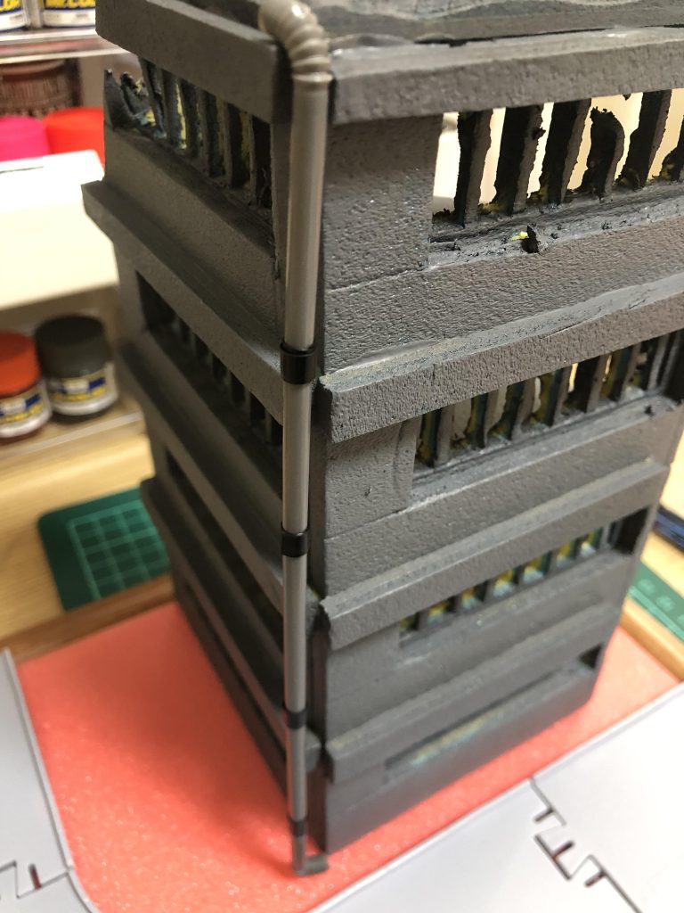 ビルの排水管はストローにビニールテープを巻いて表現してみました。