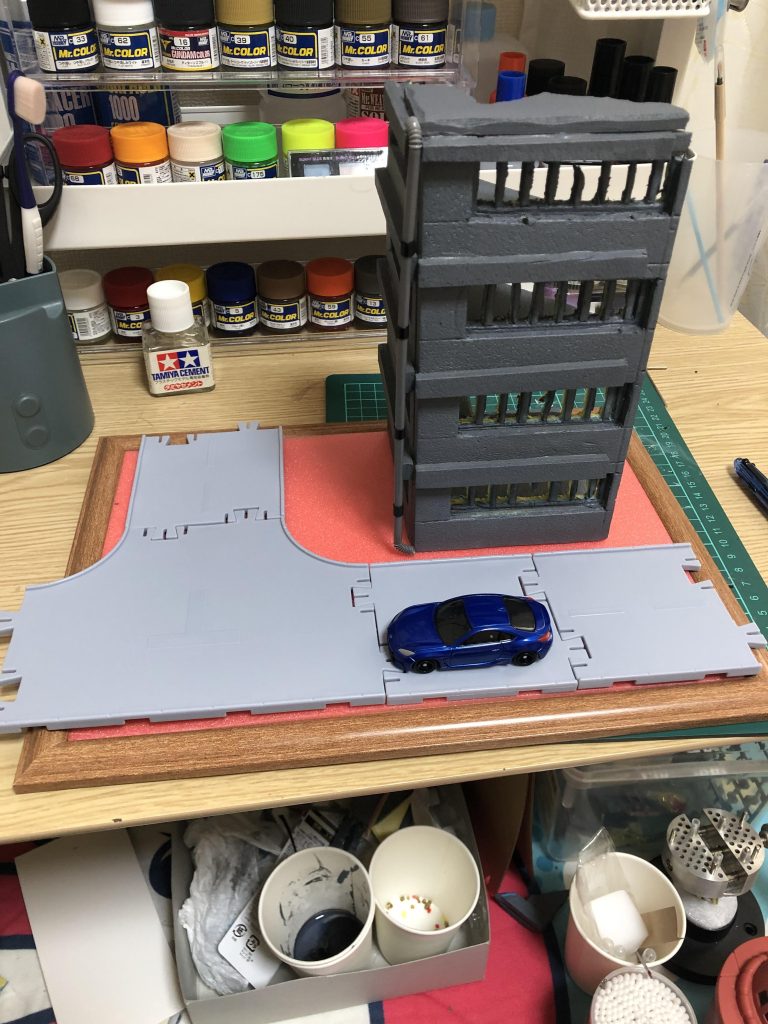 子供のおもちゃを拝借して道路を作成しました。