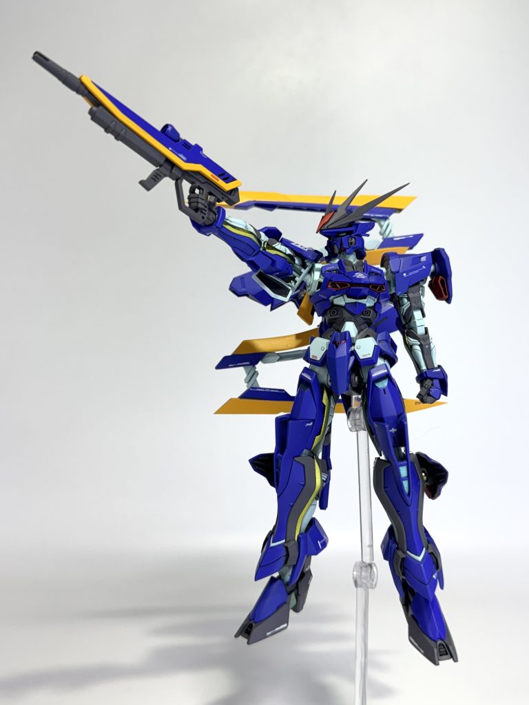 だしが沸騰したら、油揚げとわかめを加え、2〜3分煮る。