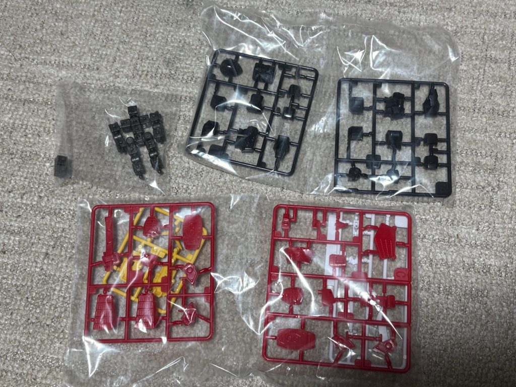 「ブロック玩具」とうたってますが、パーツ自体はいつものランナーで構成されており、普通のガンプラで、この状態だと最低限の色分けしかされておりません。またタッチゲート式ではなく、ニッパーが必要なのでガンプラ初心者にはおすすめできません。せめてランナーから切り取られた状態だったら良かったのに(zaku-kao9)