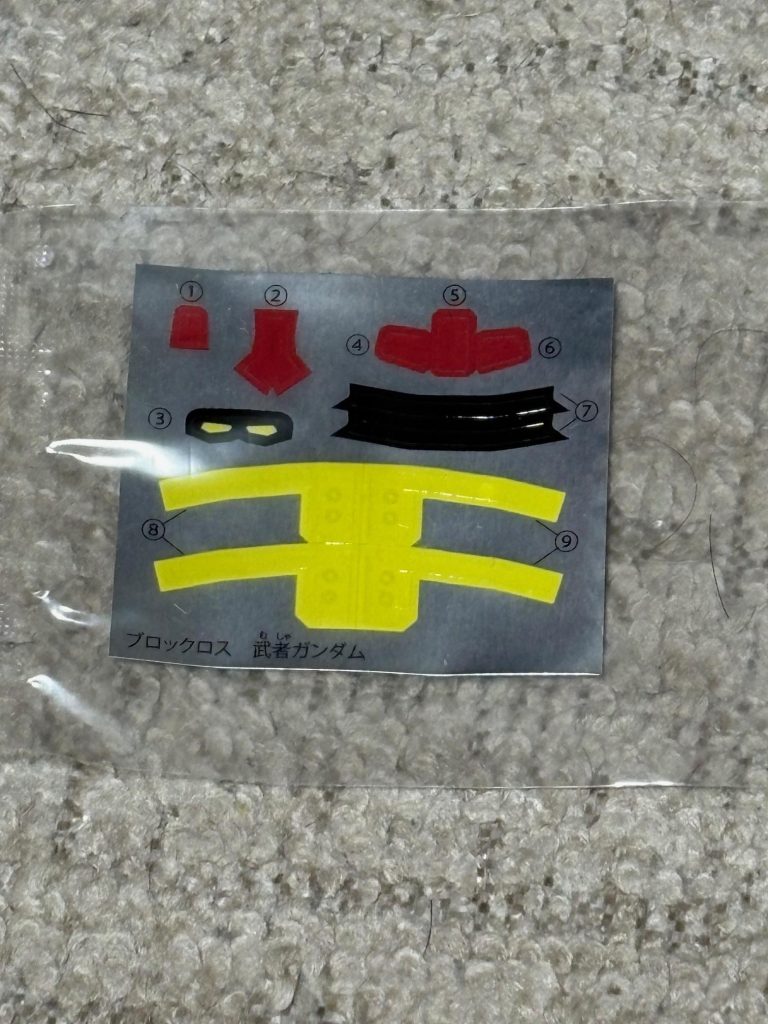 シール。箱の通りに作りたいのであれば塗装が必須となります。塗るならMr.カラーのアクリル系塗料がおすすめです。