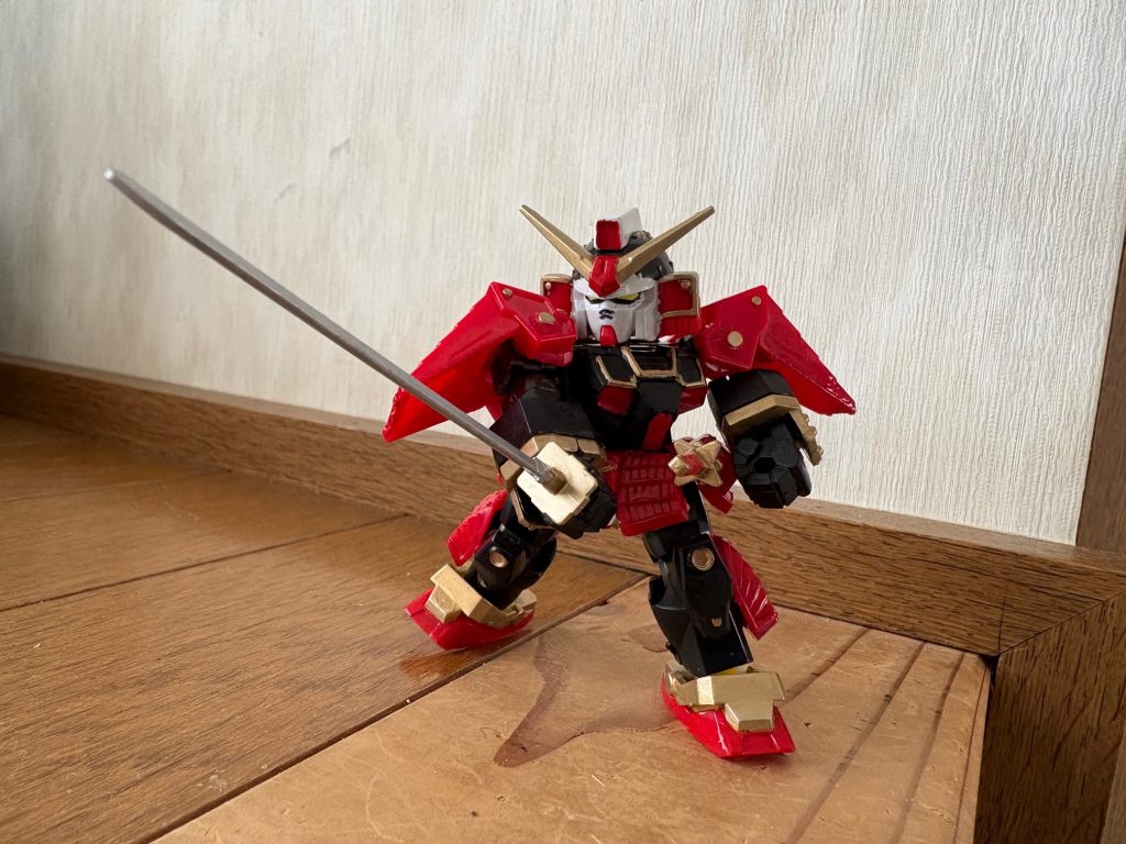 可動は20カ所と割と動きますが、ブロック素体のため脇が全く開きません。また素材自体は食玩に使われているようなプラスチックと軟質素材で構成されており、チープ感が否めません。いちおう子供向けを意識しているのでしょうが、内容自体は我々世代をターゲットにしている印象を受け、チンプンカンプンな感じになってます。