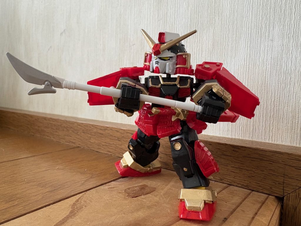 槍は同じく烈火武者のモノを流用してます。本来付属していた槍は軟質素材ゆえにかっちり手にはまりすぎ、取ろうとした際に穂先からねじ切れました(gundam-kao9)組み換え遊びを前提としているのに壊れやすいのはどうかと・・・。（追記）刀の方も折れましたorz・・・。