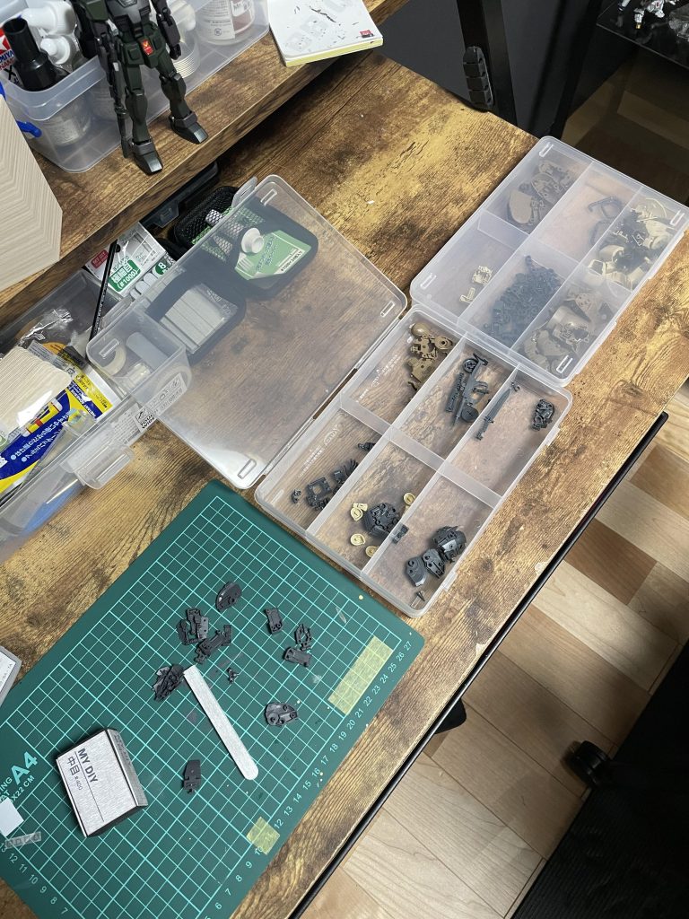 パーツ切り分けからヤスリ掛けの工程の写真です。この時が1番気合入りますね。