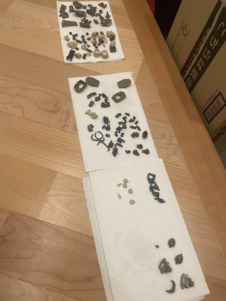 超音波洗浄機でプラスチックの細かい粒子を洗い流します