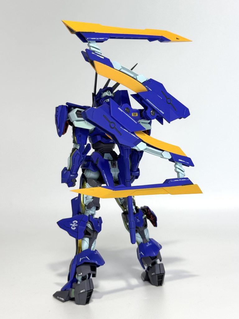 油揚げは熱湯をかけて油抜きし、短冊切りにする。長ねぎは小口切りにする。わかめは水で戻しておく。