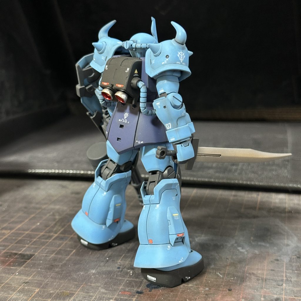 稼働範囲が少なくてちょっとビックリしました笑。アクションポーズをキメたくて動かしてたら塗装剥げたから、結局仁王立ちのみ。でもグフカスタムは仁王立ちが似合いますね！