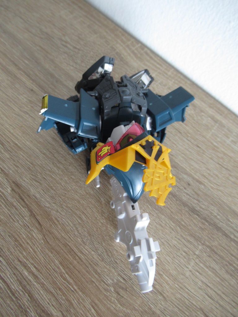 ヒコウキに変身してたたかいにいくよ！