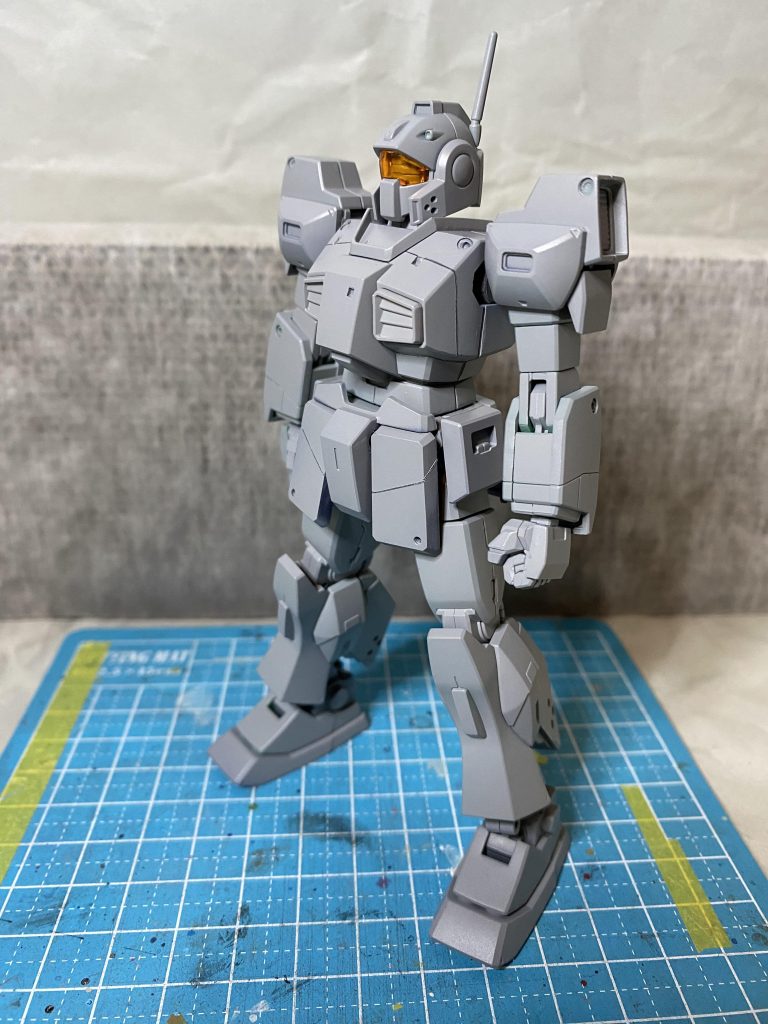 サフ萌え状態。黄色に塗装するパーツはこの後さらに白サフで下地を作りました。胸部とフロントスカート、前腕、アンクルアーマーにスジボリと角モールドを追加しました。今回は、新調したピンバイスとスピンブレードを駆使して三つ星ディテールや、バーニアディテールの追加を頑張ってみました。厚みをみて慎重に開けないと貫通してしまうこともありますが、綺麗に彫れた時の感動はひとしおです✨